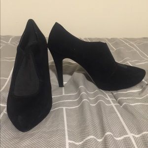 Black pointed closed heels